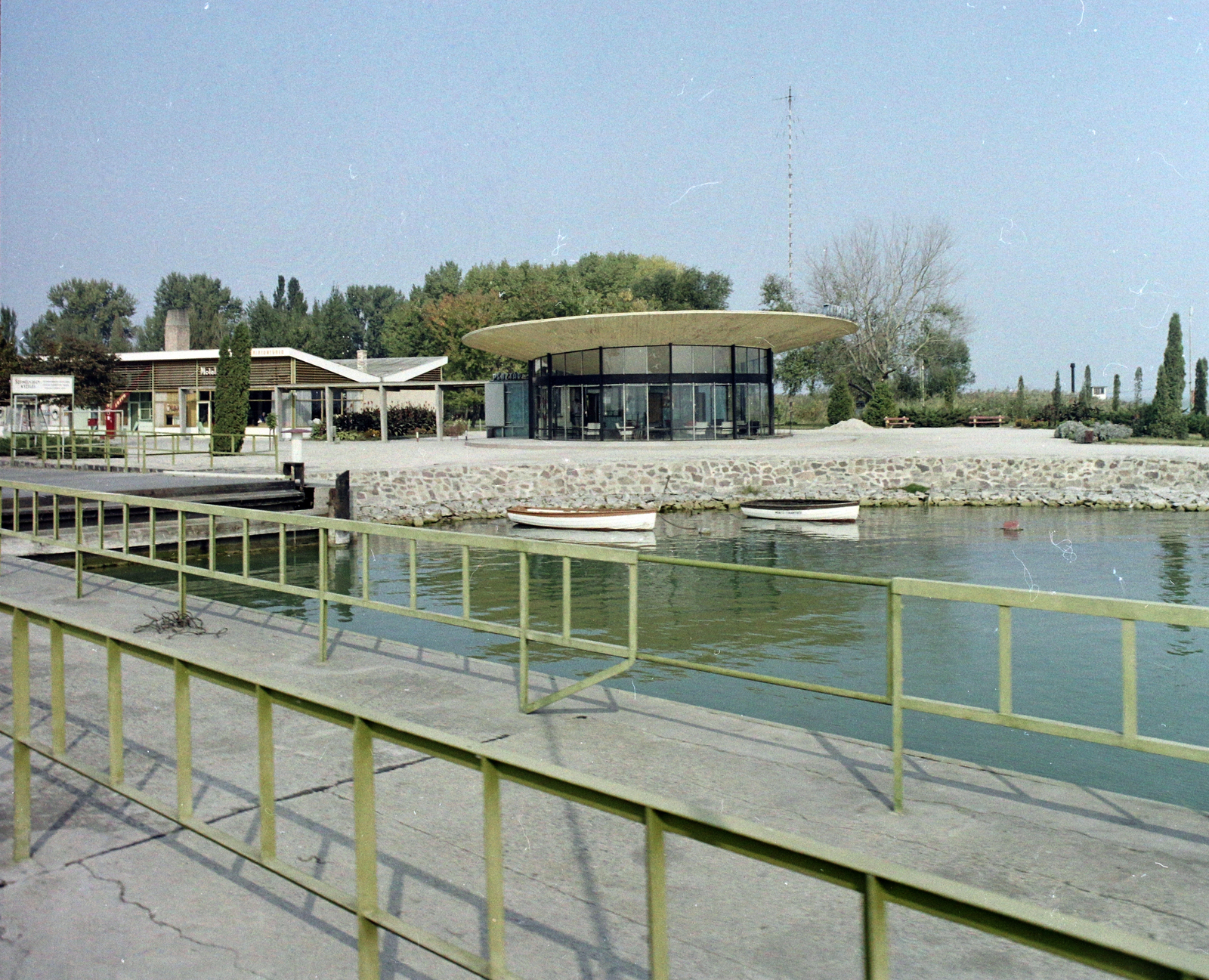 Magyarország,Balaton, Tihany, Tihanyrév kompkikötő és hajóállomás., 1973, UVATERV, színes, Fortepan #99271