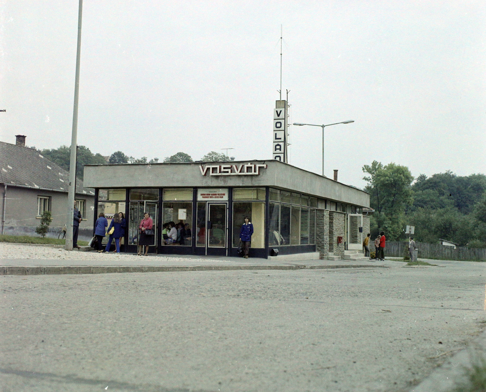 Magyarország, Vasvár, Köztársaság tér, autóbusz-állomás., 1973, UVATERV, színes, Volán-szervezet, helységnévtábla, autóbuszállomás, Fortepan #99277
