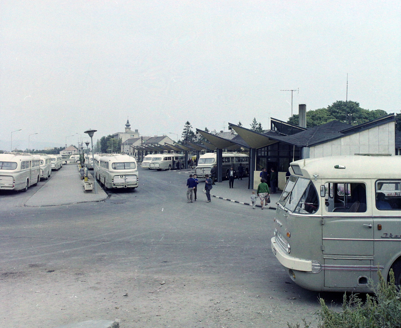 Hungary, Veszprém, Jutasi (Felszabadulás) út, autóbusz-pályaudvar., 1973, UVATERV, colorful, Ikarus-brand, bus stop, bus, Fortepan #99279