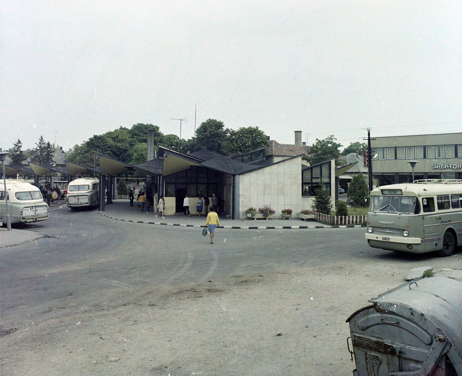 Hungary, Veszprém, Jutasi (Felszabadulás) út, autóbusz-pályaudvar., 1973, UVATERV, colorful, Ikarus-brand, dustbin, Lake Balaton, bus, Fortepan #99280