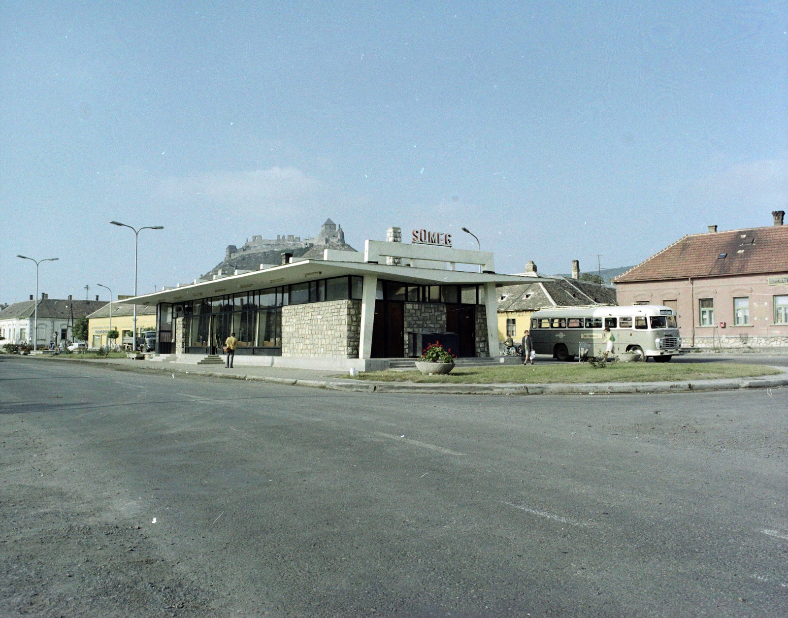 Hungary, Sümeg, Flórián tér, autóbusz-pályaudvar., 1973, UVATERV, colorful, Ikarus-brand, bus terminal, Volán organisation, place-name signs, bus, Fortepan #99288