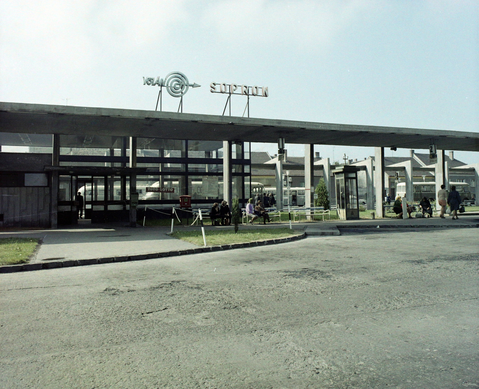 Hungary, Sopron, Lackner Kristóf utca, autóbusz-állomás., 1973, UVATERV, colorful, bus terminal, Volán organisation, bus stop, Fortepan #99289