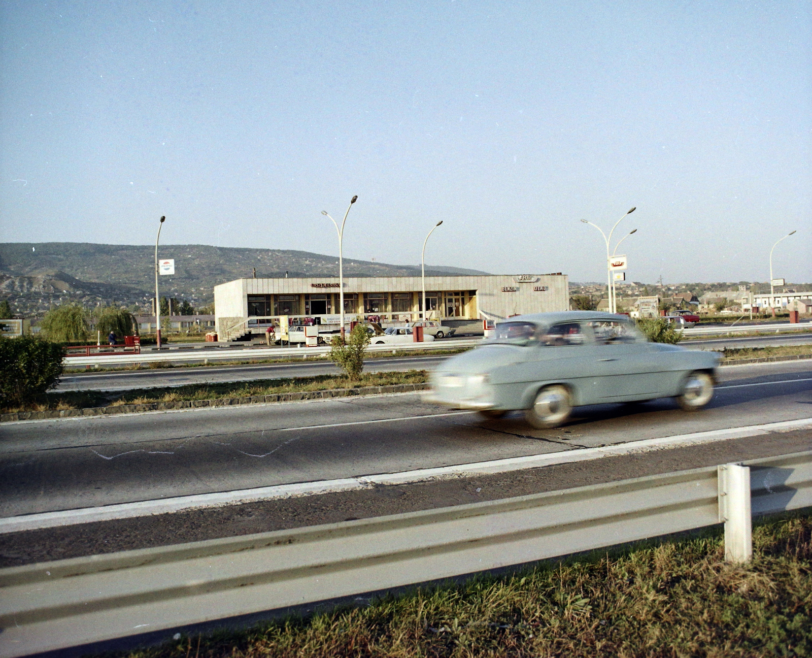 Hungary, Budaörs, eszpresszó és benzinkút az M1-M7-es autópálya kivezető szakasza mellett., 1973, UVATERV, colorful, Fortepan #99293