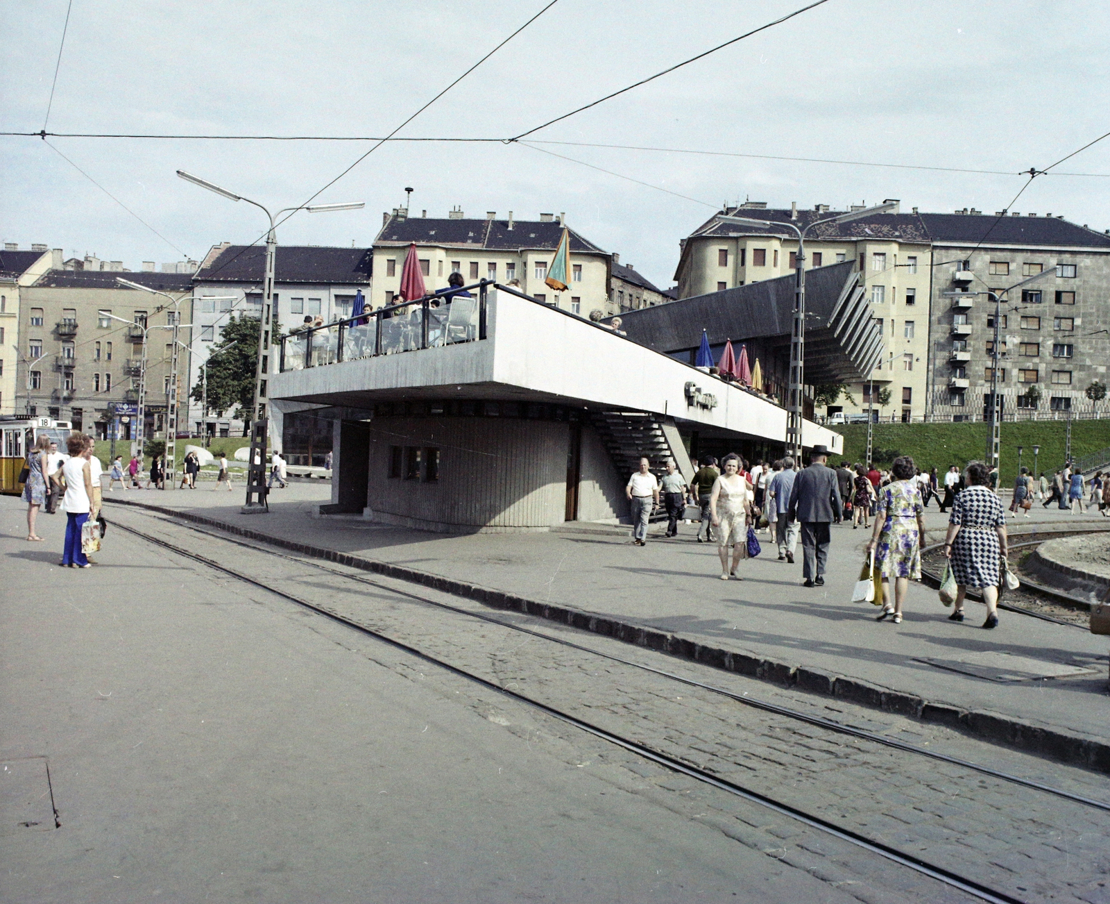 Hungary, Budapest I.,Budapest II., Széll Kálmán (Moszkva) tér, a metróállomás csarnoka, háttérben a Vérmező út házsora., 1973, UVATERV, colorful, Budapest, Fortepan #99308