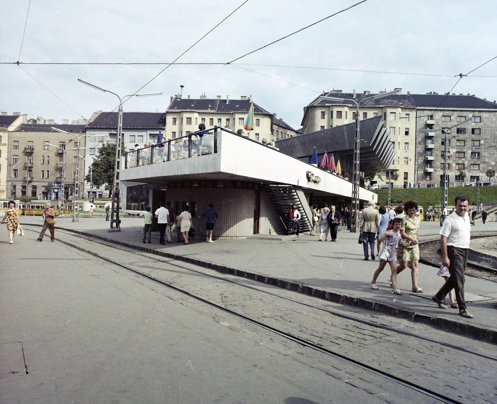 Magyarország, Budapest I.,Budapest II., Széll Kálmán (Moszkva) tér, a metróállomás csarnoka, háttérben a Vérmező út házsora., 1973, UVATERV, színes, Budapest, Fortepan #99309