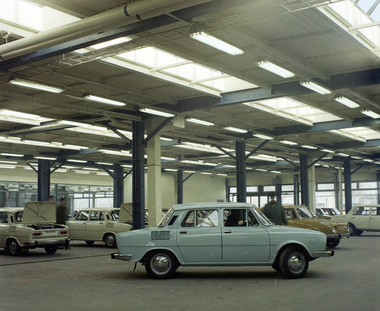 Hungary, Csepeli Szabadkikötő, Budapest XXI., Petróleum utca 4., Merkur Személygépkocsi Értékesítő Vállalat, átadó csarnok., 1974, UVATERV, colorful, Budapest, Merkur Passenger Car Retailer Company, Fortepan #99320
