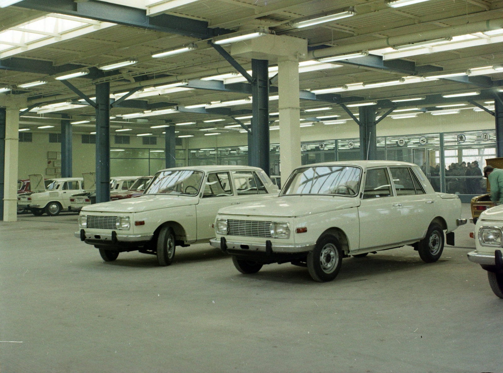 Hungary, Csepeli Szabadkikötő, Budapest XXI., Petróleum utca 4., Merkur Személygépkocsi Értékesítő Vállalat, átadó csarnok., 1974, UVATERV, colorful, Budapest, Merkur Passenger Car Retailer Company, Fortepan #99321