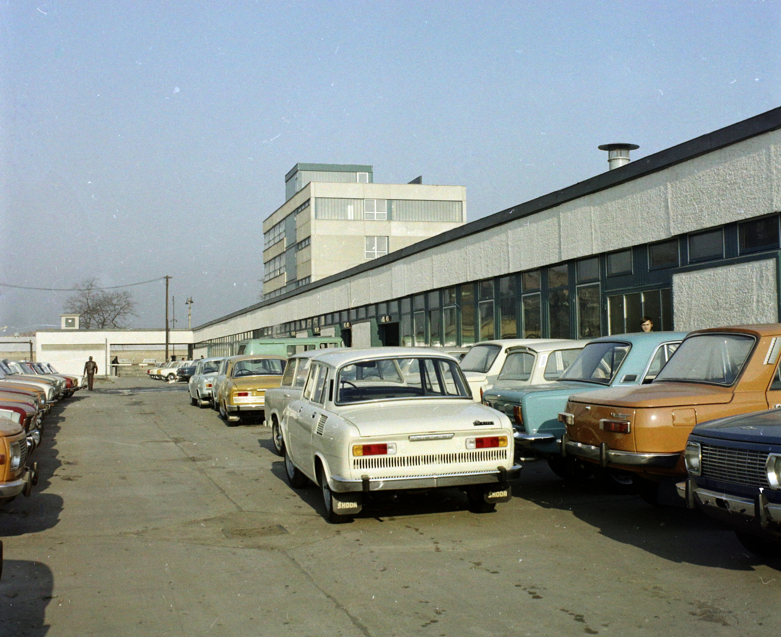 Magyarország, Csepeli Szabadkikötő, Budapest XXI., Petróleum utca 4., Merkur Személygépkocsi Értékesítő Vállalat telephelye., 1974, UVATERV, színes, Skoda 100, Polski Fiat 125p, Wartburg 353, Budapest, Fortepan #99322