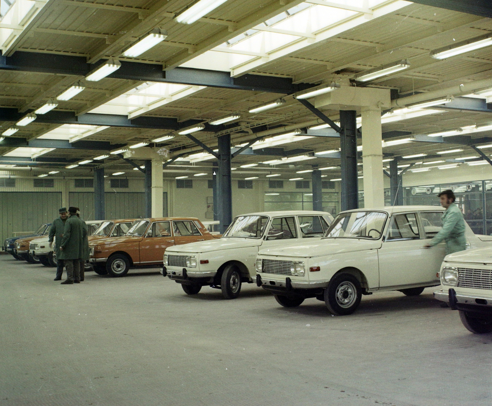 Magyarország, Csepeli Szabadkikötő, Budapest XXI., Petróleum utca 4., Merkur Személygépkocsi Értékesítő Vállalat, átadó csarnok., 1974, UVATERV, színes, Wartburg 353, Budapest, Merkur Személygépkocsi Értékesítő Vállalat, Fortepan #99324