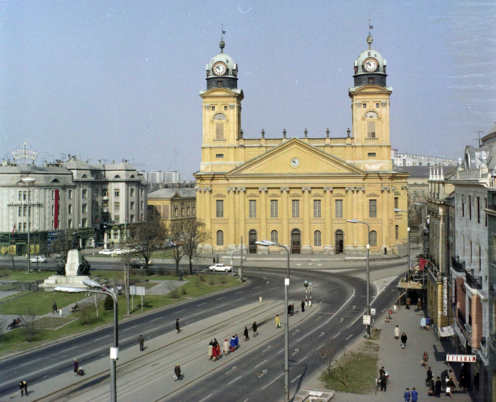 Hungary, Debrecen, Piac utca (Vörös Hadsereg útja), balra a Kossuth tér, szemben a Református Nagytemplom., 1974, UVATERV, church, colorful, Classicism, pediment, Károly Rabl-design, Mihály Péchy-design, Fortepan #99329