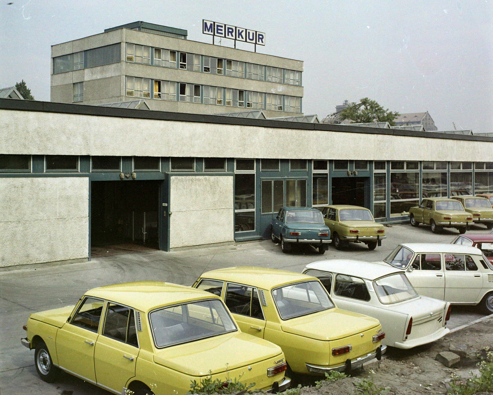 Hungary, Csepeli Szabadkikötő, Budapest XXI., Petróleum utca 4., Merkur Személygépkocsi Értékesítő Vállalat, irodaépület., 1974, UVATERV, colorful, Wartburg-brand, Budapest, Merkur Passenger Car Retailer Company, Fortepan #99331