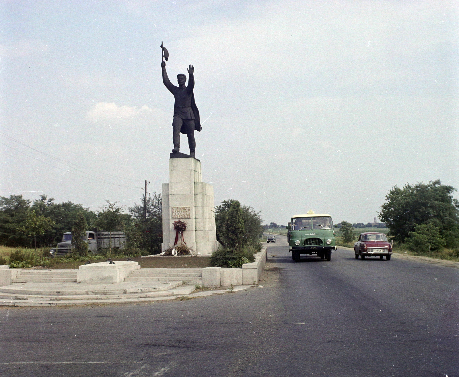 Hungary, Vecsés, Fő út (4-es főút), Steinmetz kapitány szobra (Mikus Sándor, 1958.)., 1974, UVATERV, colorful, sculpture, monument, commercial vehicle, second World War, Soviet soldier, Miklós Steinmetz-portrayal, Robur-brand, Fortepan #99343