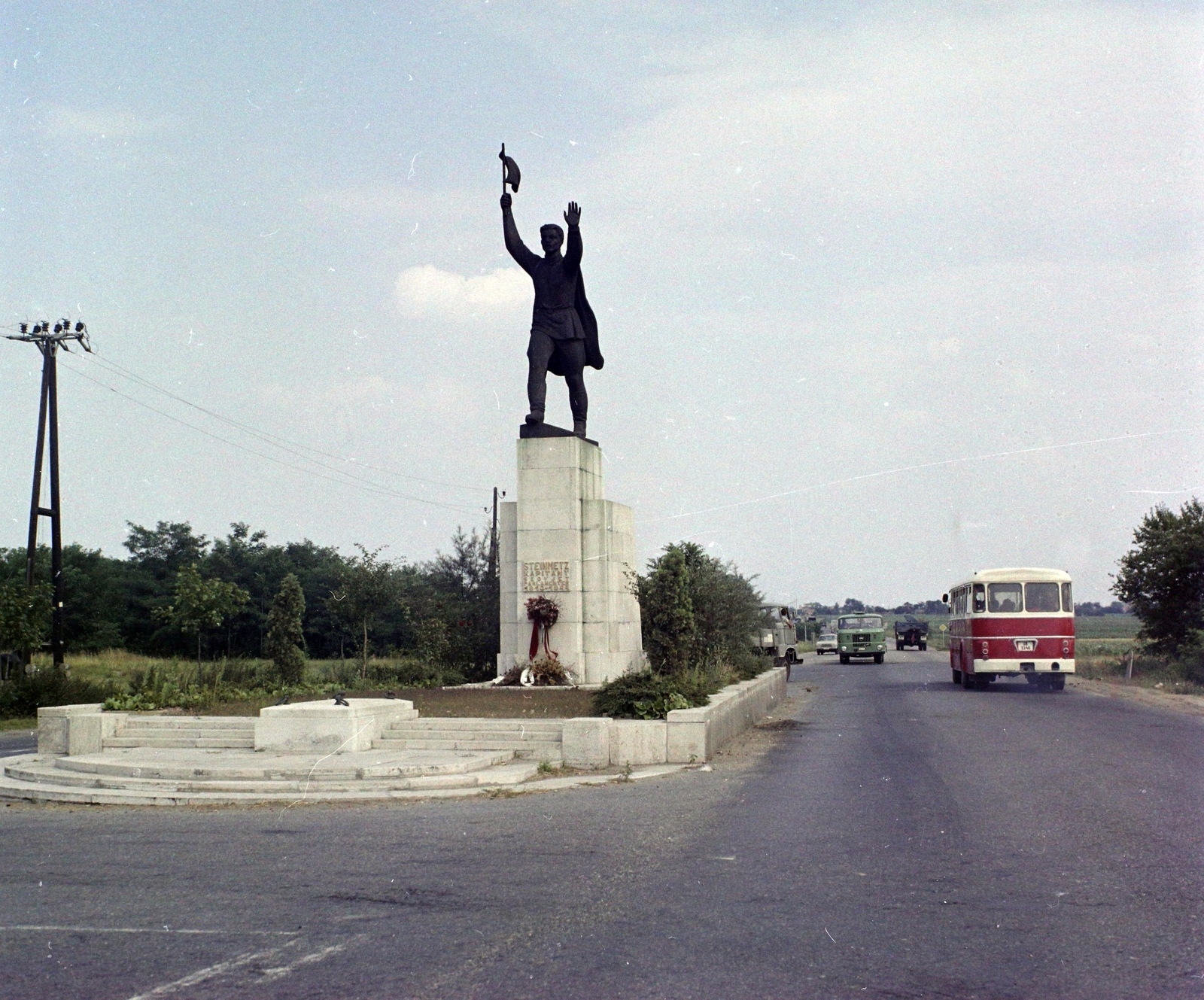 Hungary, Vecsés, Fő út (4-es főút), Steinmetz kapitány szobra (Mikus Sándor, 1958.)., 1974, UVATERV, colorful, bus, sculpture, monument, commercial vehicle, second World War, Soviet soldier, Miklós Steinmetz-portrayal, Fortepan #99344