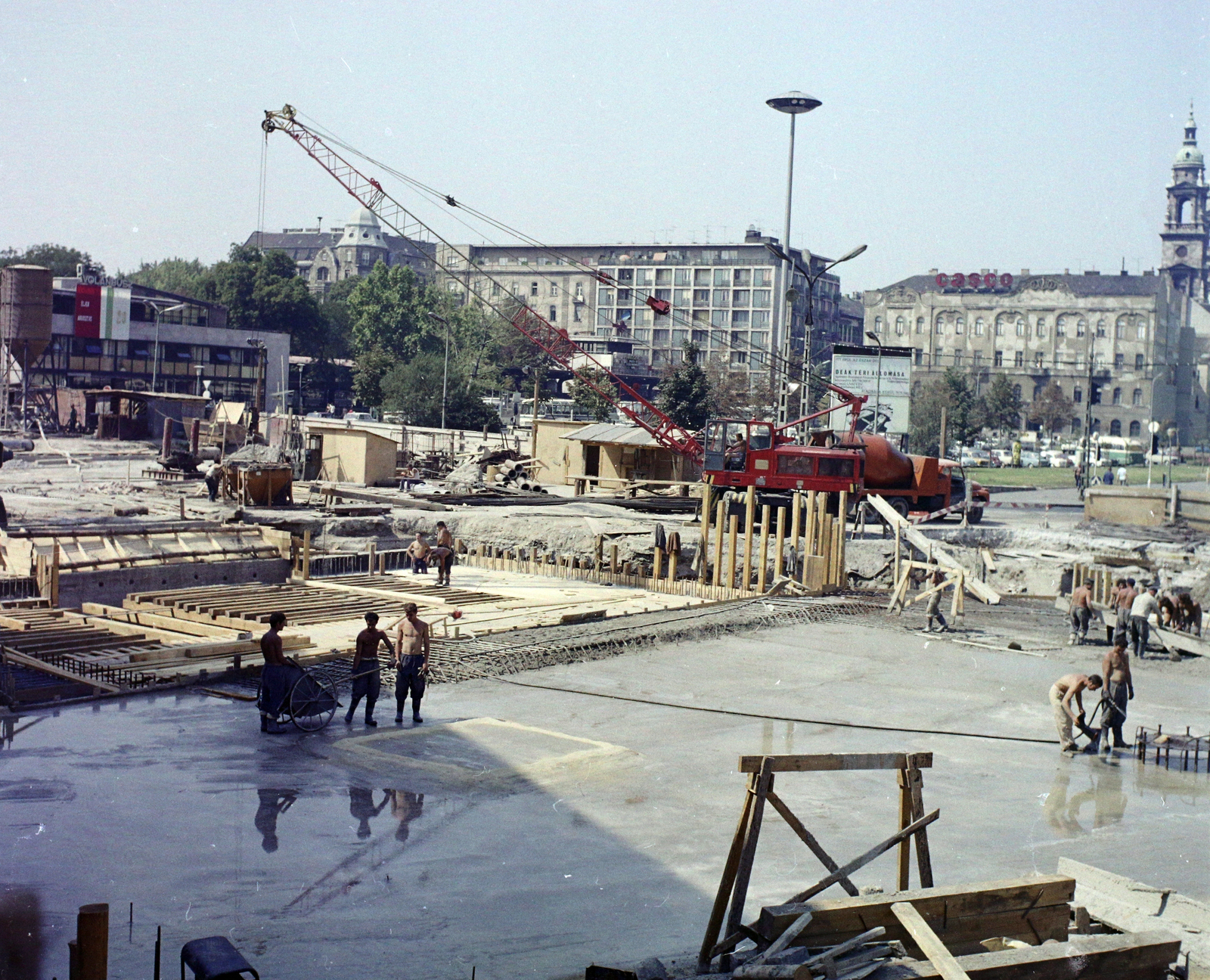 Hungary, Budapest V., Deák Ferenc tér az Erzsébet (Engels) tér felé nézve az aluljáró építése idején., 1974, UVATERV, colorful, construction, Budapest, Fortepan #99347