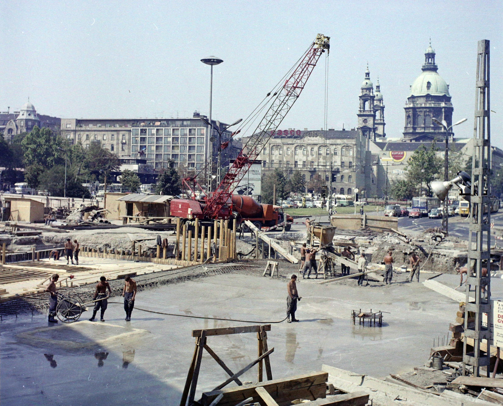 Hungary, Budapest V., Deák Ferenc tér az Erzsébet (Engels) tér felé nézve az aluljáró építése idején, jobbra a Bazilika., 1974, UVATERV, colorful, construction, crane, concreting, Budapest, Fortepan #99348