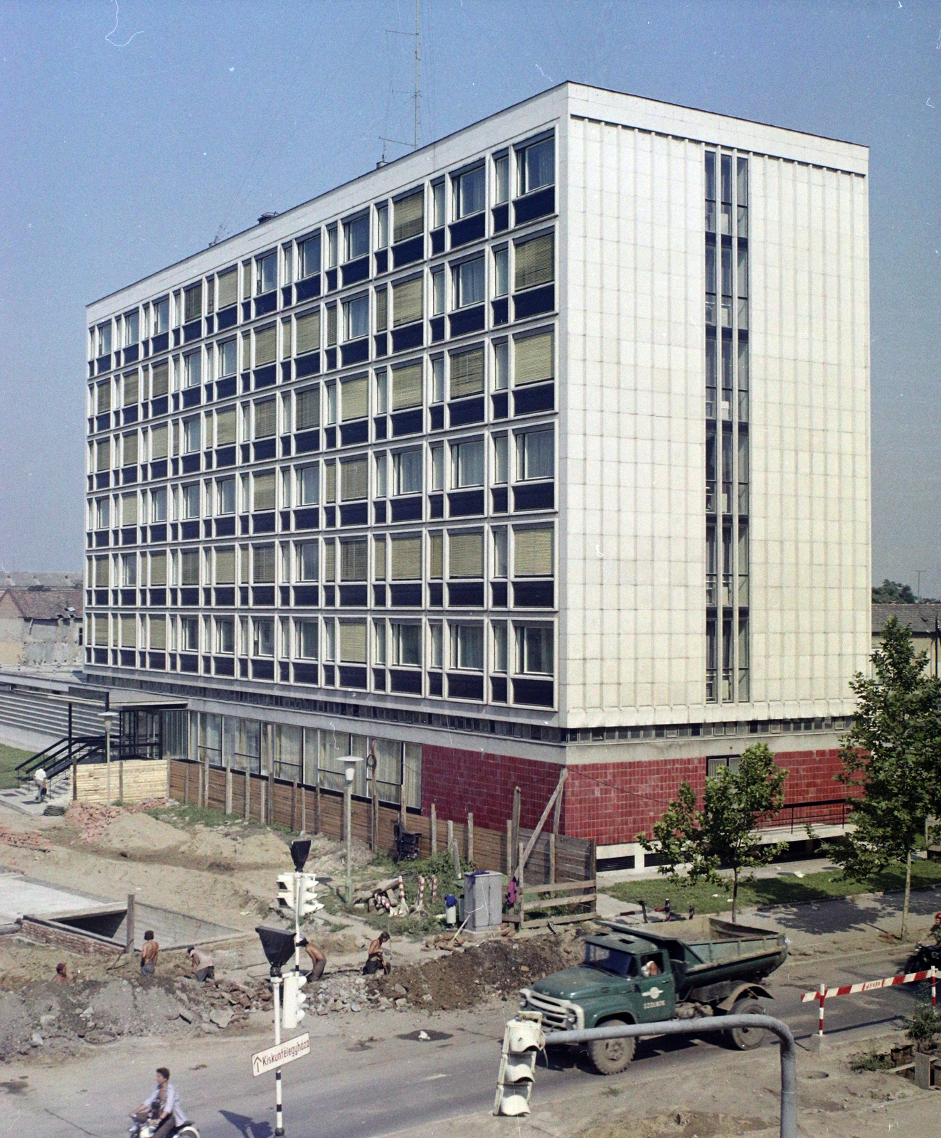 Hungary, Szolnok, Baross (Beloiannisz) út 1., a Pártház a Kossuth Lajos út felől., 1974, UVATERV, colorful, construction, tipper, Fortepan #99352