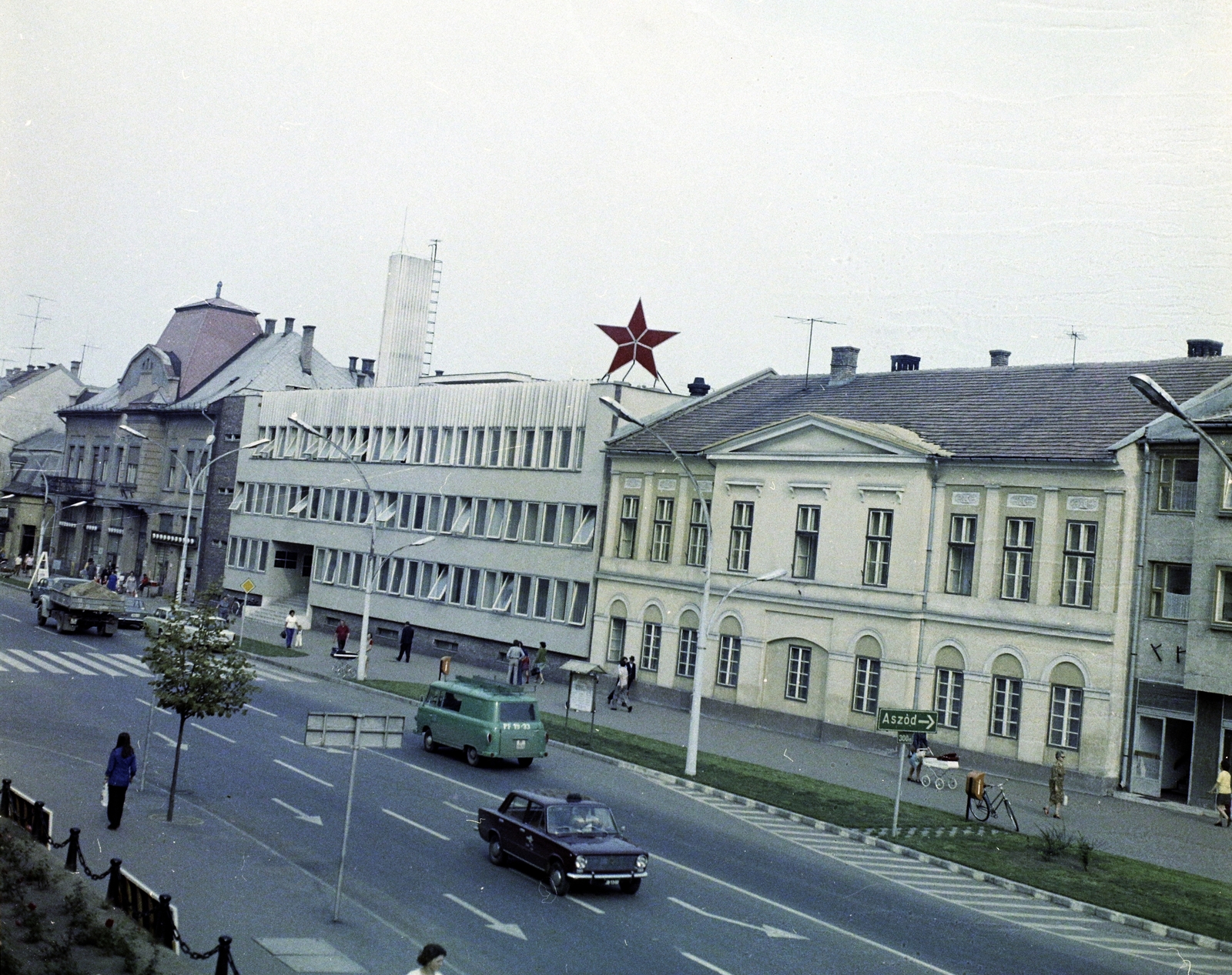 Hungary, Balassagyarmat, Civitas Fortissima (Köztársaság) tér a Rákóczi fejedelem út felé nézve. A felvétel az egykori Vármegyházból készült., 1974, UVATERV, colorful, Red Star, Fortepan #99357