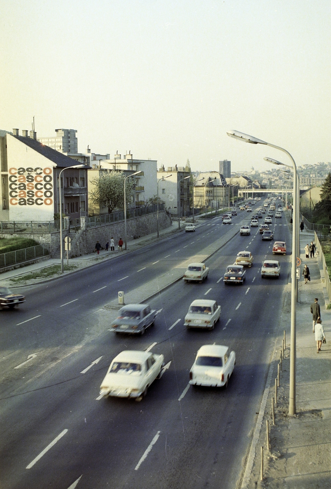 Magyarország, Budapest XI., Budaörsi út a Sasadi úti gyalogos felüljáróról a Dayka Gábor úti felüljáró felé nézve., 1975, UVATERV, színes, forgalom, Állami Biztosító, Budapest, Fortepan #99370