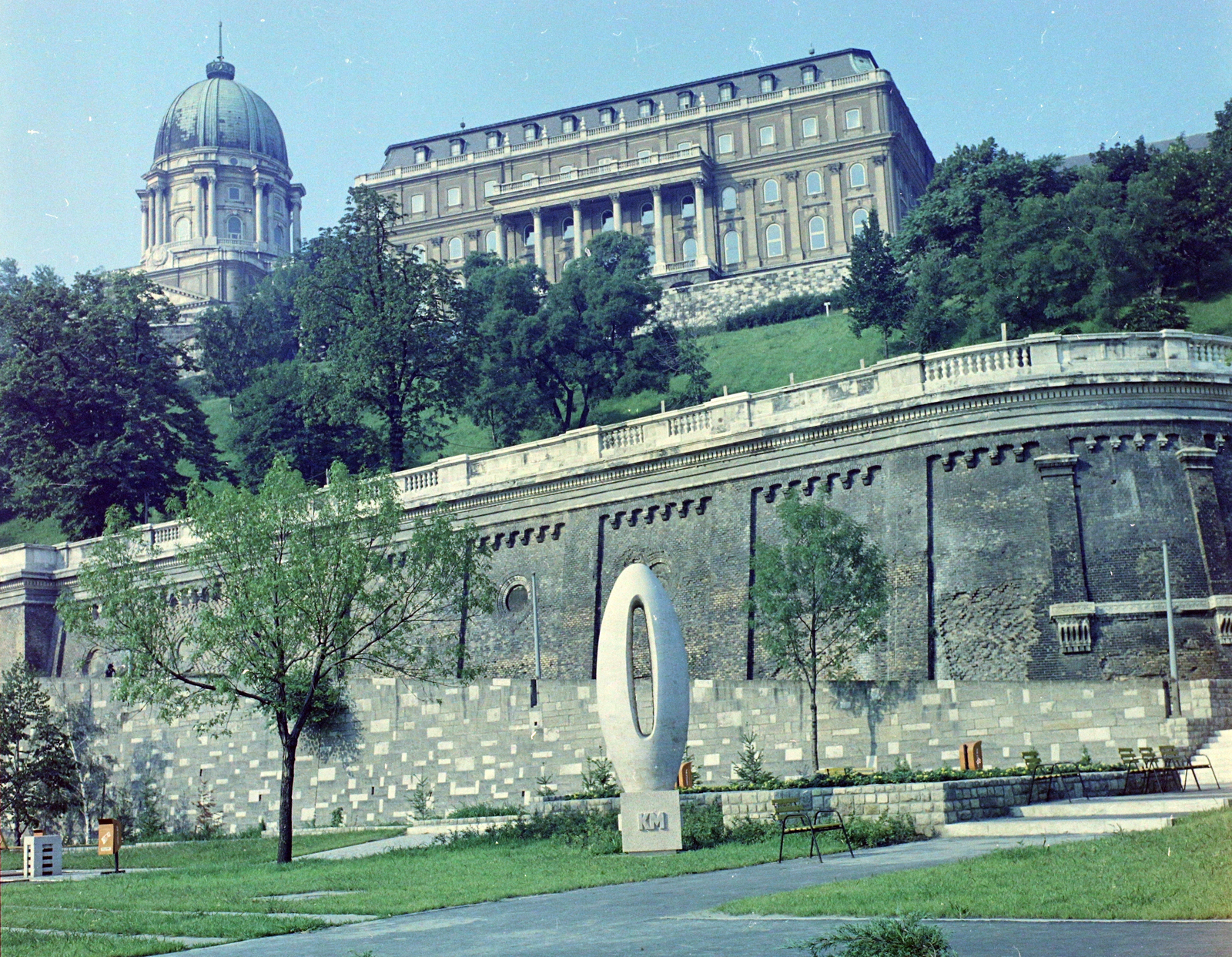 Magyarország, Budapest I., Clark Ádám tér, &#34;0&#34; kilométerkő (Borsos Miklós, 1975.), háttérben a Budavári Palota (korábban Királyi Palota)., 1975, UVATERV, színes, szobor, Budapest, Borsos Miklós-terv, Fortepan #99381