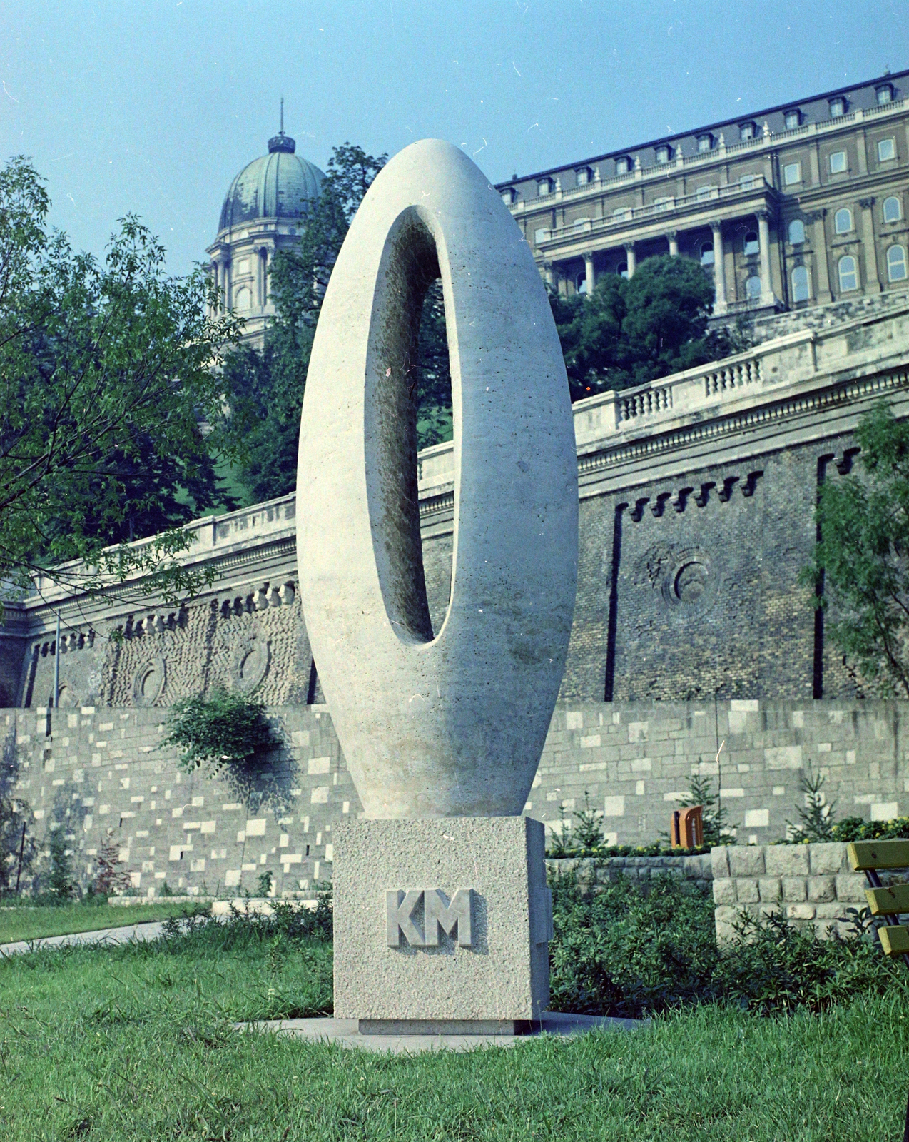 Hungary, Budapest I., Clark Ádám tér, "0" kilométerkő (Borsos Miklós, 1975.), háttérben a Budavári Palota (korábban Királyi Palota)., 1975, UVATERV, colorful, sculpture, Budapest, Miklós Borsos-design, Fortepan #99382