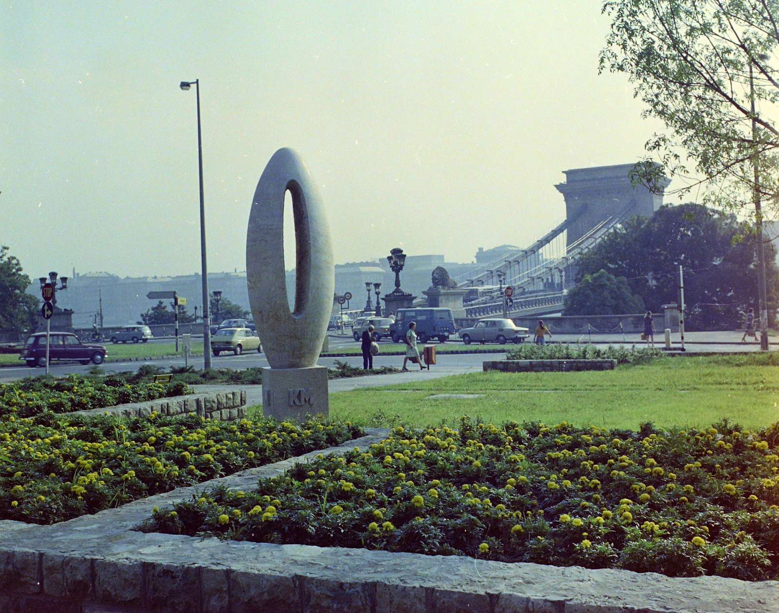 Magyarország, Budapest I., Clark Ádám tér, &#34;0&#34; kilométerkő (Borsos Miklós, 1975.), háttérben a Széchenyi Lánchíd., 1975, UVATERV, színes, szobor, Fiat 127, Renault 4, Budapest, függőhíd, William Tierney Clark-terv, Borsos Miklós-terv, Fortepan #99383
