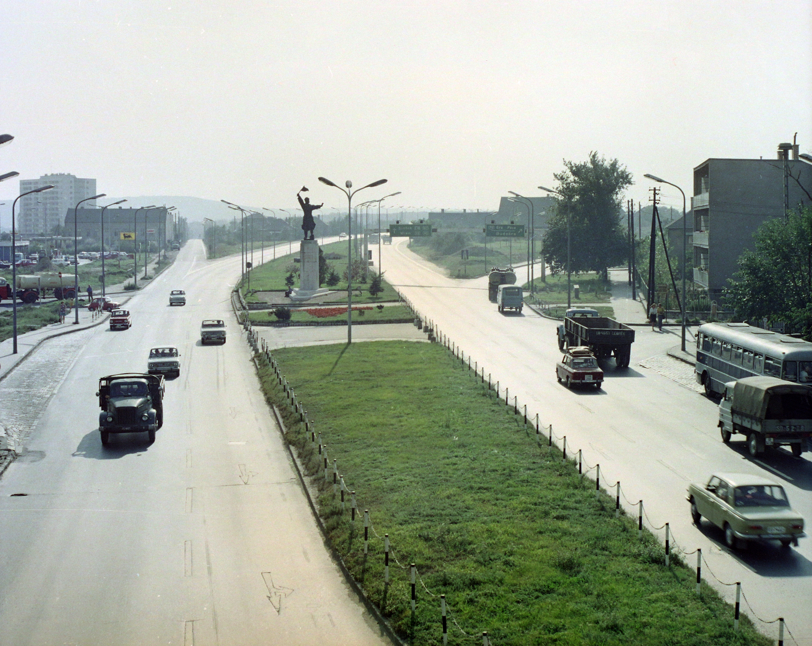Hungary, Budapest XI., Budaörsi út, középen az Osztapenko szobor és az M1-M7 autópálya, balra a becsatlakozó Balatoni út, jobbra az elágazás Budaörs felé., 1976, UVATERV, colorful, traffic, GAZ-brand, sculpture, ZIL-brand, Zuk-brand, Ostapenko Ilya portrayal, Budapest, semitrailer, Fortepan #99384