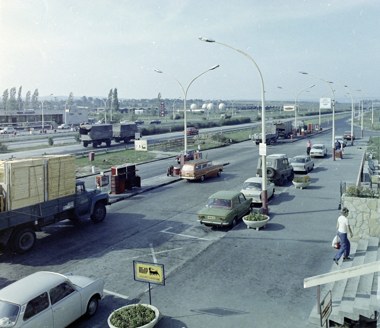 Hungary, Budaörs, eszpresszó és benzinkút az M1-M7-es autópálya kivezető szakasza mellett., 1975, UVATERV, colorful, commercial vehicle, gas station, Agip-brand, Fortepan #99388