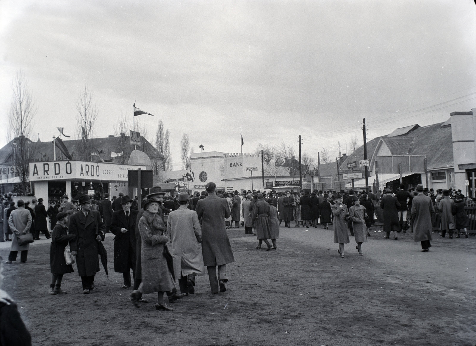 Magyarország, Budapest X., Albertirsai út, Mezőgazdasági kiállítás területe., 1942, Kurutz Márton, tömeg, kiállítás, pavilon, Budapest, Fortepan #9939