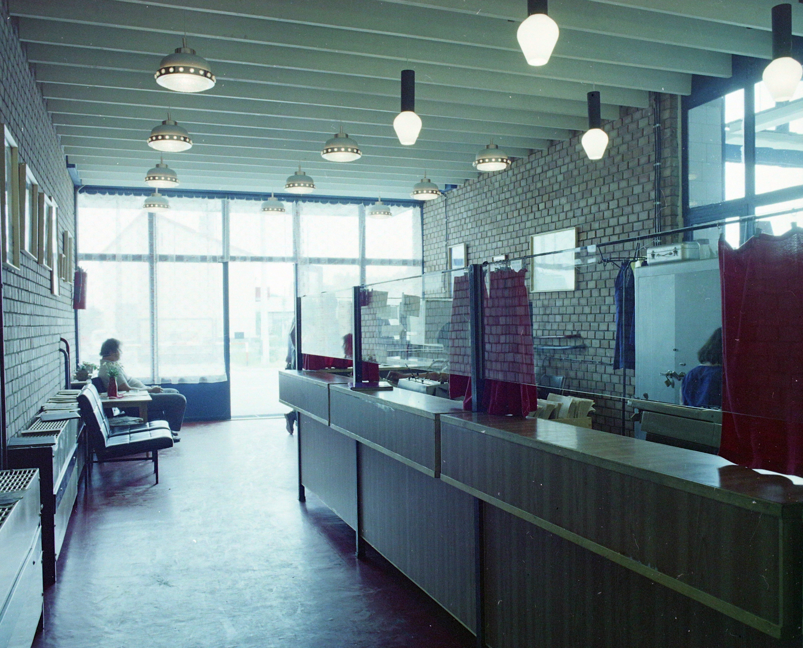 Hungary, Balassagyarmat, Régimalom utca 2., AFIT Szervíz., 1976, UVATERV, colorful, waiting room, chandelier, counter, Fortepan #99397