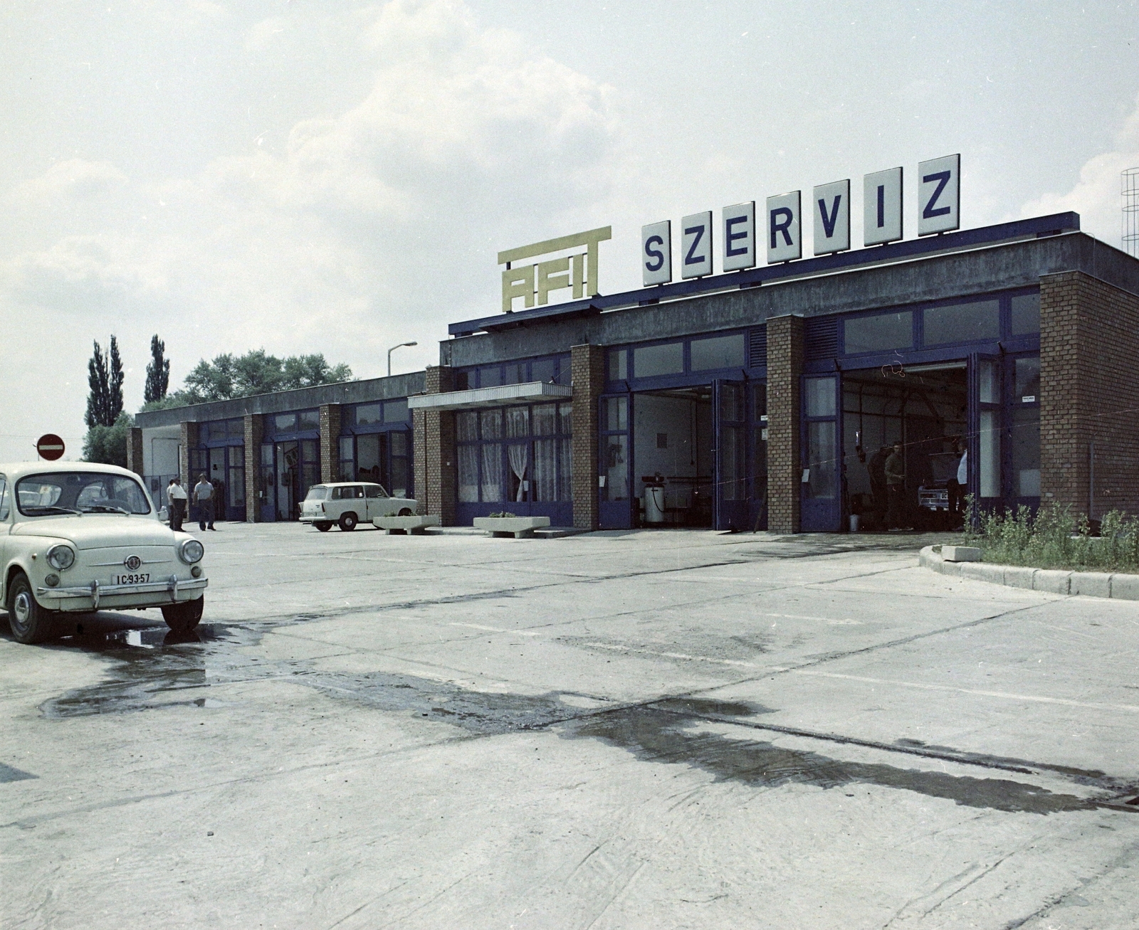 Hungary, Balassagyarmat, Régimalom utca 2., AFIT Szervíz., 1976, UVATERV, colorful, Fiat-brand, szervíz, number plate, AFIT organisation, Fortepan #99399