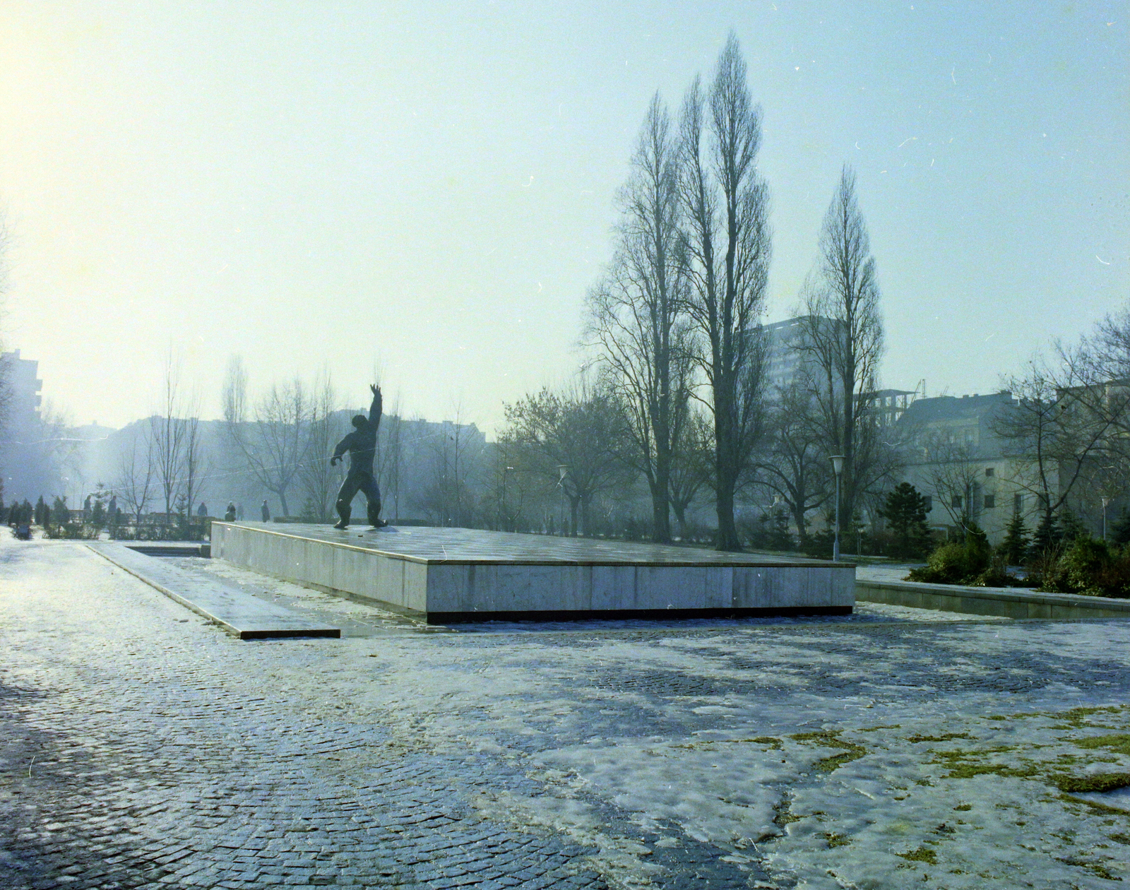 Hungary, Budapest VIII., II. János Pál pápa (Köztársaság) tér, Az ellenforradalom mártírjainak emlékműve (id. Kalló Viktor, 1960.)., 1977, UVATERV, colorful, sculpture, monument, Budapest, Fortepan #99408