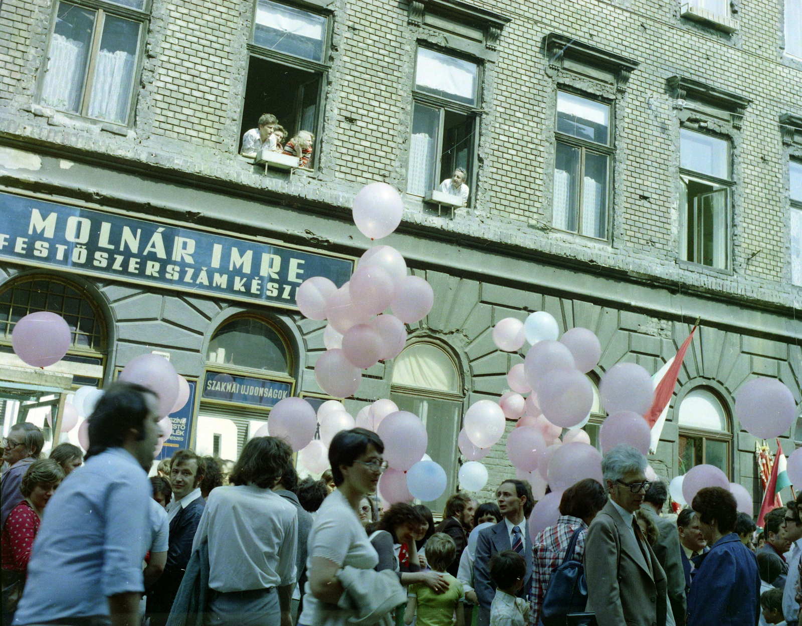 Hungary, Budapest VII., Wesselényi utca 78., május 1-i felvonulók., 1977, UVATERV, colorful, sign-board, march, baloon, 1st of May parade, Budapest, miller, painter tools, Fortepan #99412