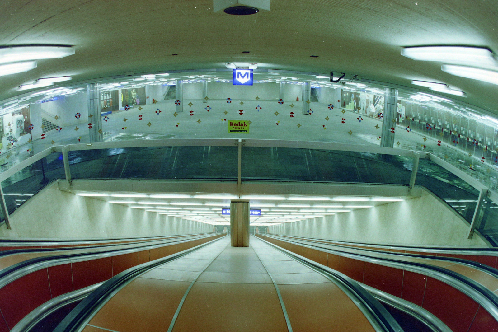 Hungary, Budapest, Kálvin téri aluljáró, a metróállomáshoz vezető mozgólépcső., 1976, UVATERV, colorful, moving escalator, subway, subway station, Fortepan #99416