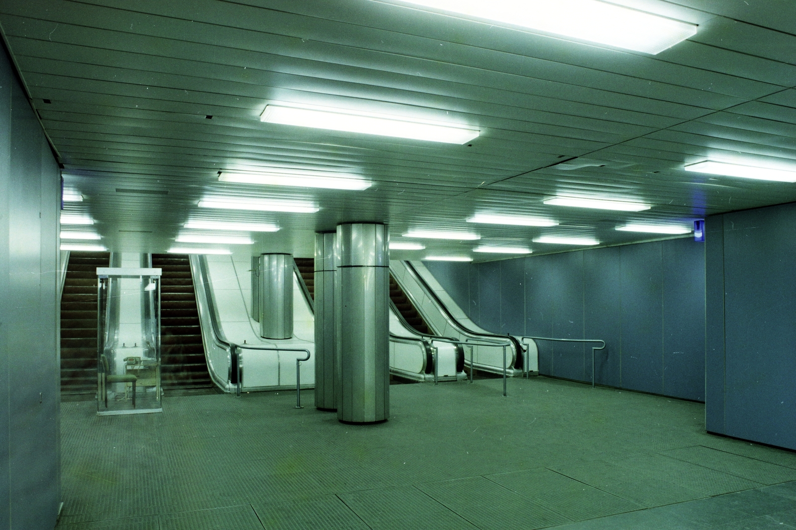 Hungary, Budapest, Kálvin tér, metróállomás., 1976, UVATERV, colorful, moving escalator, subway, subway station, Fortepan #99418