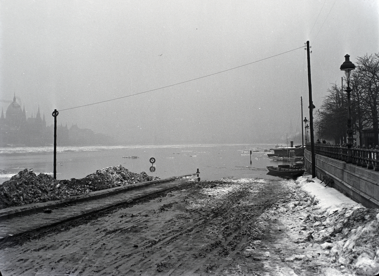 Magyarország, Budapest II., budai alsó rakpart, lehajtó a Margit hídnál., 1941, Kurutz Márton, árvíz, Steindl Imre-terv, rakpart, országház, neogótika, Duna, köd, eklektikus építészet, Budapest, Fortepan #9942