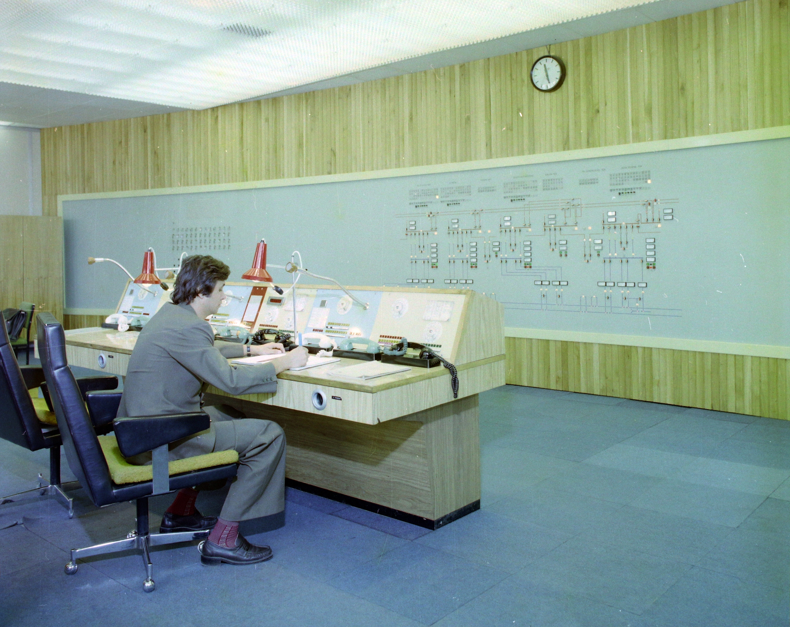 Hungary, Budapest VIII., Szabó Ervin tér 2., BKV Forgalomirányító Központ, a 3-as metróvonal első szakaszának energiaellátását biztosító vezérlőterem., 1977, UVATERV, colorful, wall clock, light, microphone, man, snocks, receiver, control room, Budapest, Pragotron-brand, control panel, dispatcher, Fortepan #99424