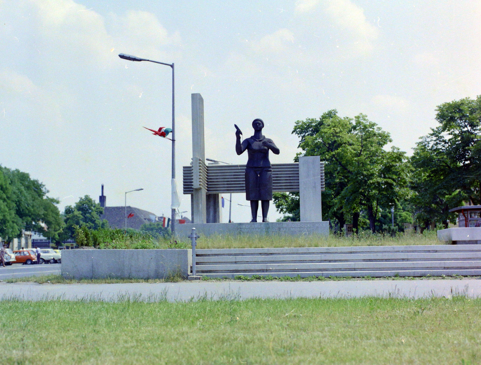 Hungary, Tata, Ady Endre utca, a Szövőnő című szobor (id. Kalló Viktor, 1977.)., 1978, UVATERV, colorful, Fortepan #99429