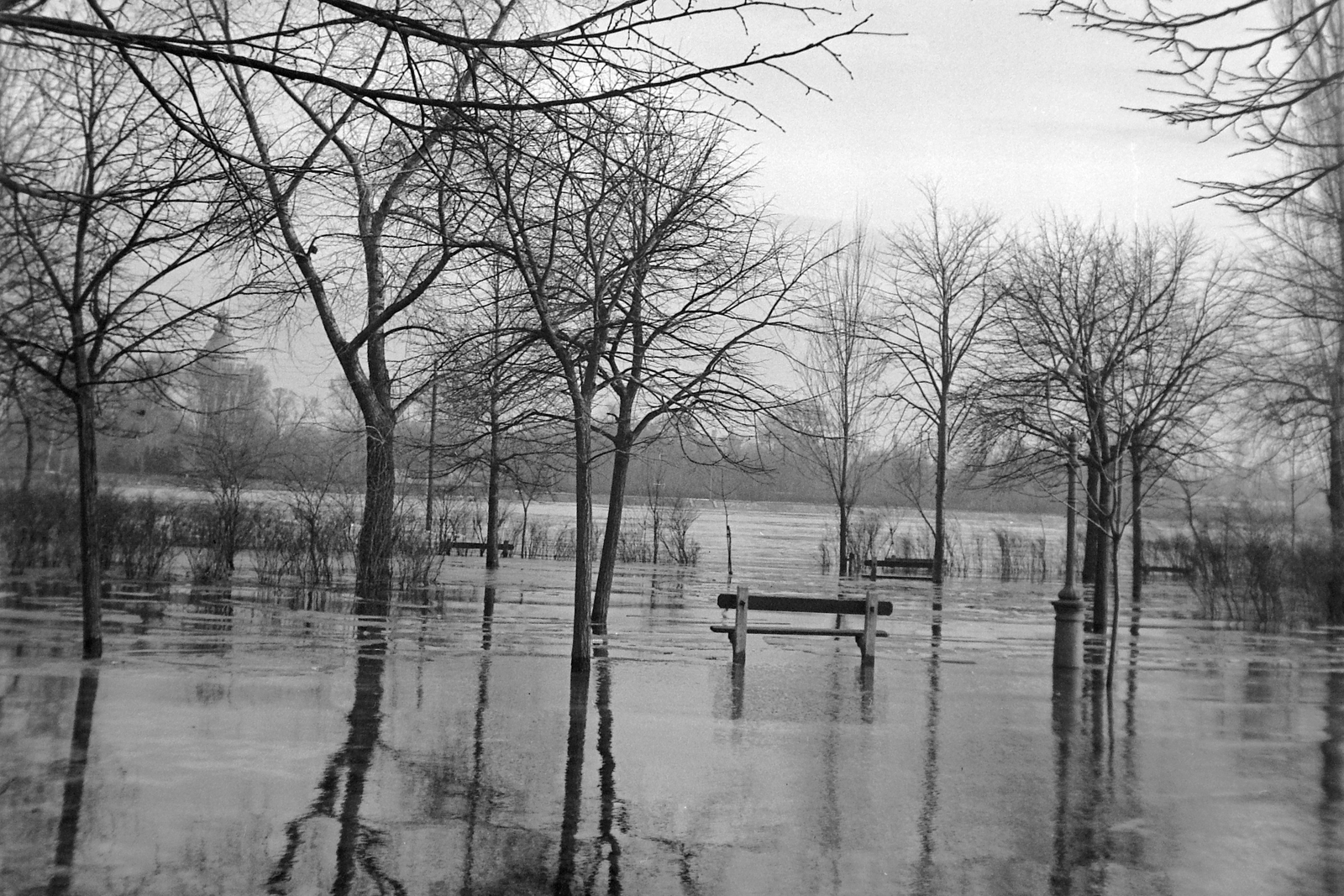Magyarország, Óbuda, Budapest III., Újlaki rakpart - szemben a Margit-szigeten a víztorony., 1941, Kurutz Márton, víztükör, árvíz, pad, Budapest, Fortepan #9943