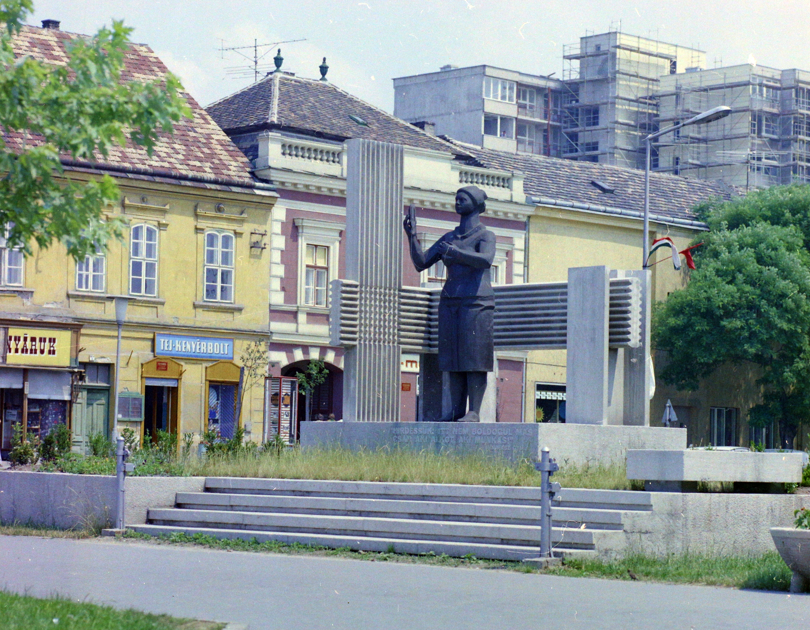 Hungary, Tata, Ady Endre utca, a Szövőnő című szobor (id. Kalló Viktor, 1977.)., 1978, UVATERV, colorful, sculpture, Fortepan #99430