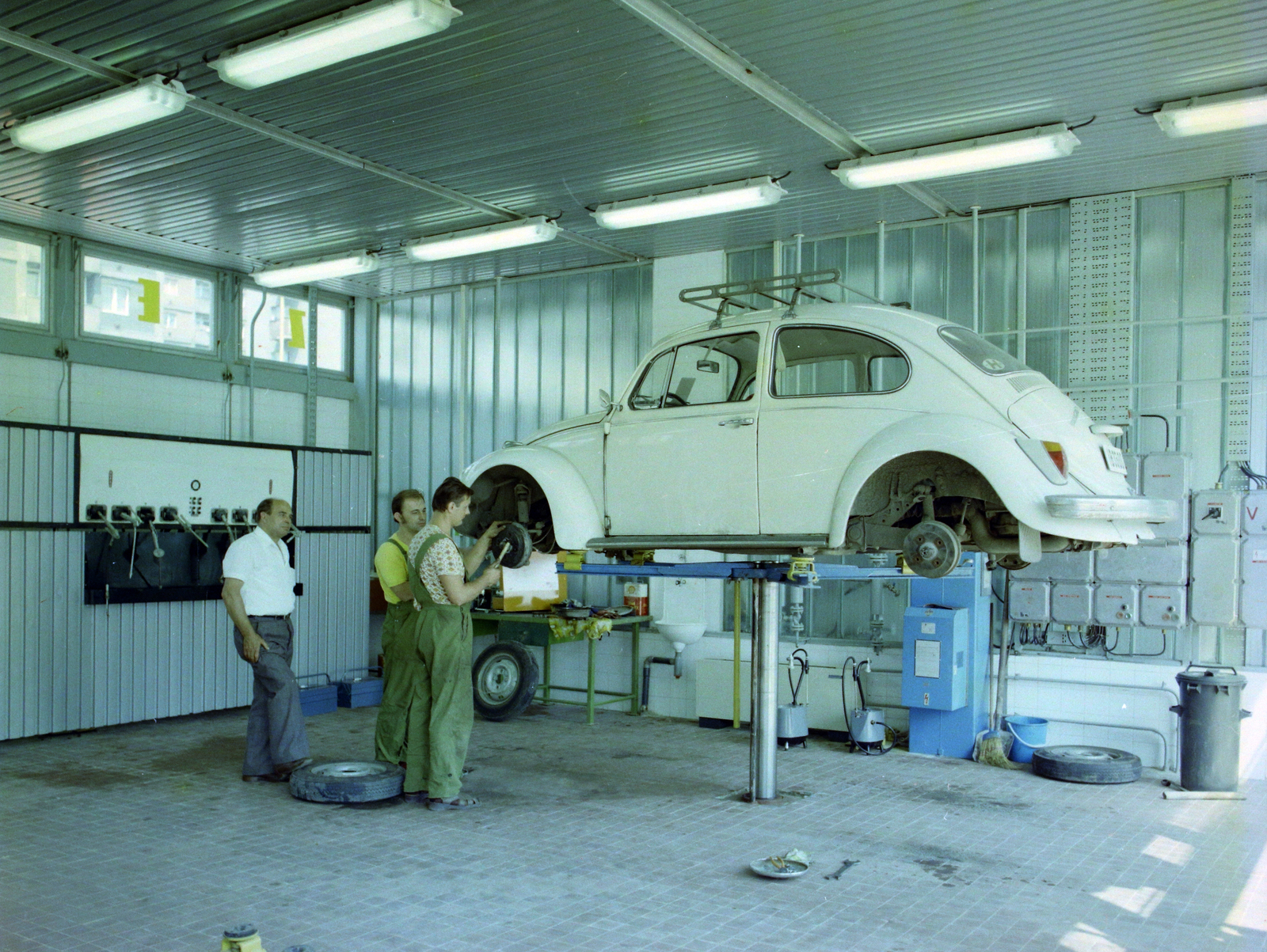 Hungary, Budapest XII., Alkotás utca 20-24, gépjárműszerviz a benzinkútnál., 1978, UVATERV, colorful, Volkswagen Beetle, Budapest, Fortepan #99438