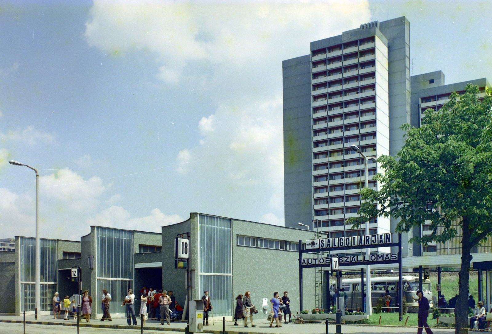 Hungary, Salgótarján, Bajcsy-Zsilinszky út, autóbusz-pályaudvar., 1978, UVATERV, colorful, tall house, bus, Ikarus-brand, Fortepan #99439
