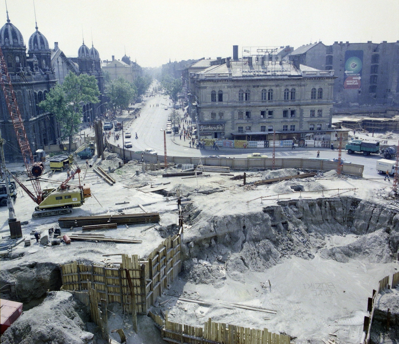 Hungary, Budapest VI., Nyugati (Marx) tér az aluljáró és a felüljáró építési munkálatai alatt. Szemben a Nyugati pályaudvar és a Teréz (Lenin) körút., 1978, UVATERV, colorful, construction, excavator, Budapest, Gustave Eiffel-design, Fortepan #99443