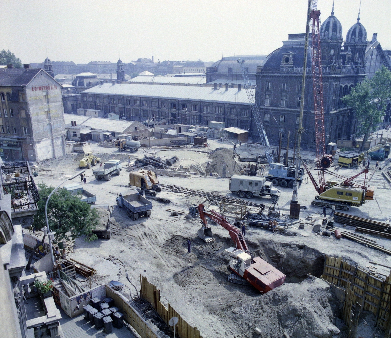 Hungary, Budapest VI.,Budapest XIII., Nyugati (Marx) tér az aluljáró és a felüljáró építési munkálatai alatt. Balra a Váci út, szemben a Nyugati pályaudvar., 1978, UVATERV, colorful, construction, Budapest, Gustave Eiffel-design, Fortepan #99445
