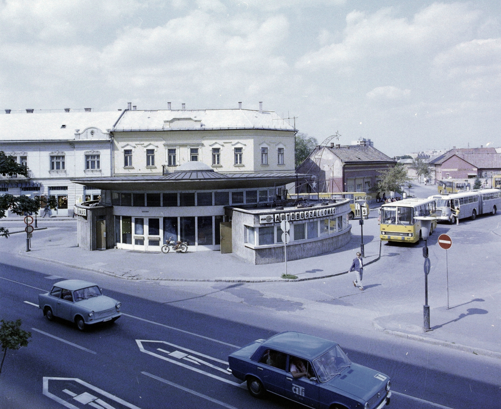 Hungary, Nyíregyháza, Jókai tér, autóbusz-állomás., 1978, UVATERV, colorful, Ikarus-brand, learner driver, bus stop, Fortepan #99446