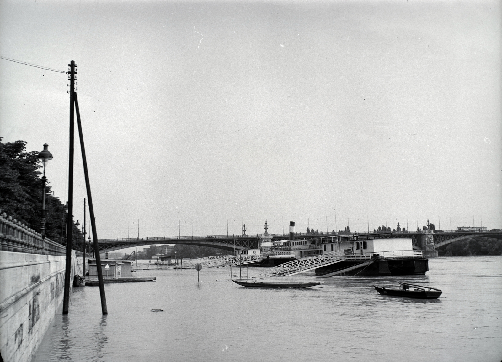 Magyarország, Budapest II., budai alsó rakpart, Szent Gellért gőzhajó a Bem József (Pálffy) téri hajóállomáson., 1941, Kurutz Márton, hajó, árvíz, csónak, gőzhajó, lapátkerekes hajó, Szőke Tisza I./Táncsics/Szent Gellért hajó, Budapest, Fortepan #9946