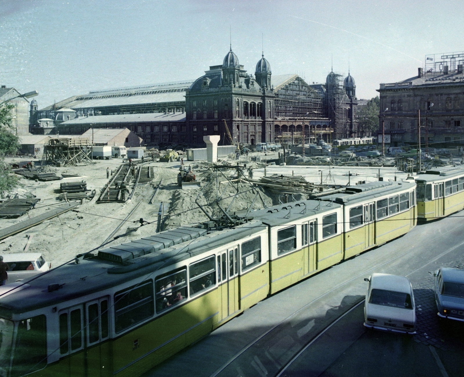 Magyarország, Budapest VI., Nyugati (Marx) tér az aluljáró és a felüljáró építési munkálatai alatt, szemben a Nyugati pályaudvar., 1979, UVATERV, színes, építkezés, villamos, Ganz CSMG, Budapest, Gustave Eiffel-terv, Fortepan #99464