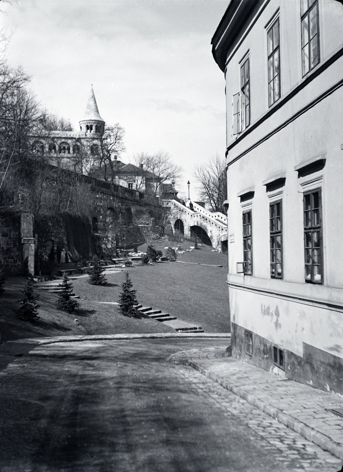 Hungary, Víziváros, Budapest I., Csónak utca a Hunyadi János út felső szakasza alatt, háttérben a Halászbástya és a Jezsuita lépcső., 1943, Kurutz Márton, stairs, Budapest, Fortepan #9948