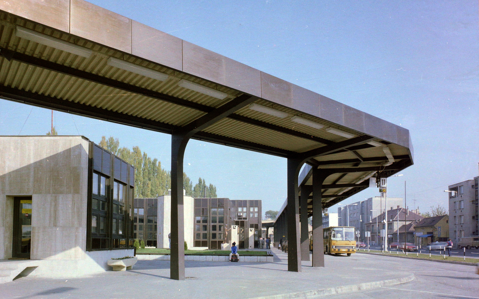 Magyarország,Balaton, Siófok, Fő utca, autóbusz-állomás., 1985, UVATERV, színes, autóbusz, autóbuszállomás, Ikarus-márka, Ikarus 266, Fortepan #99481