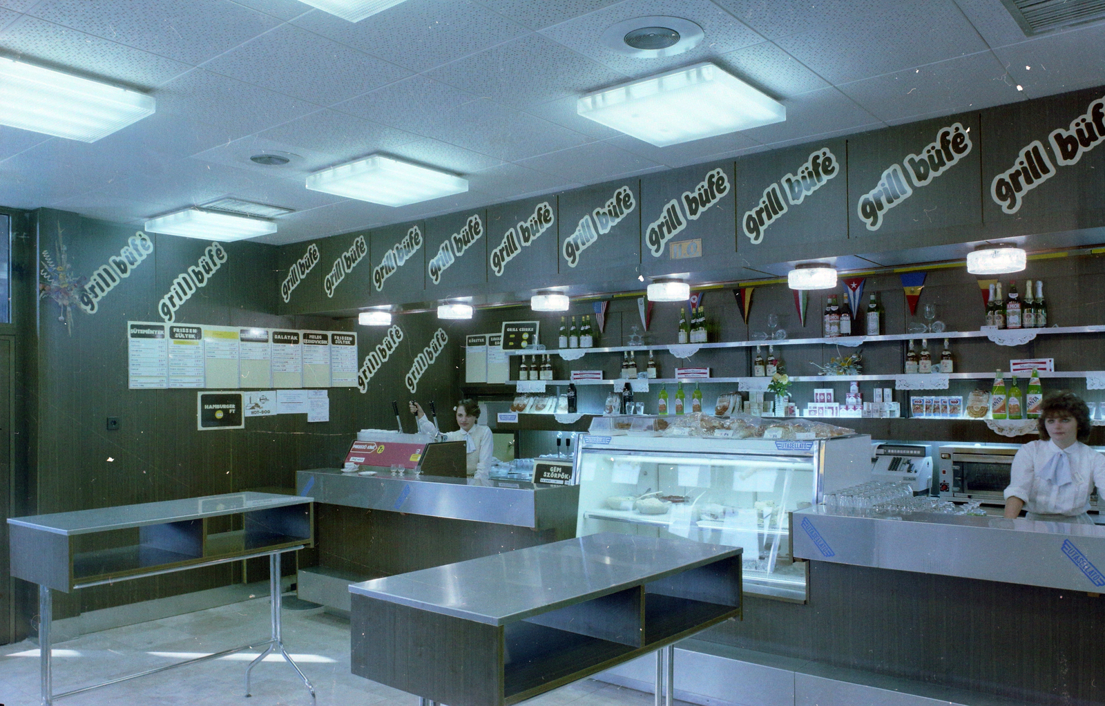 Magyarország,Balaton, Siófok, Fő utca, autóbusz-állomás, Utasellátó Grill büfé., 1985, UVATERV, színes, büfé, autóbuszállomás, Fortepan #99484