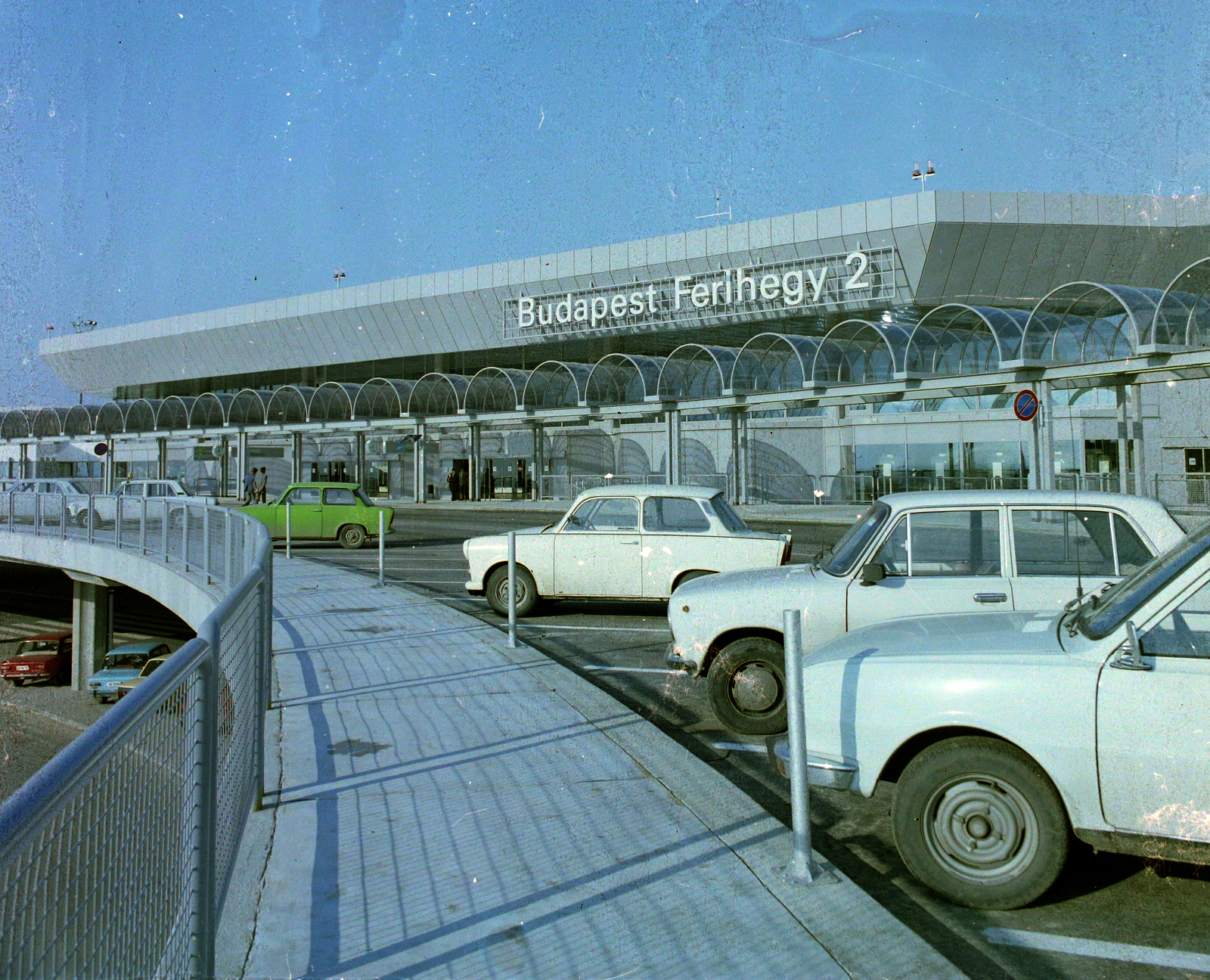 Magyarország, Ferihegyi (ma Liszt Ferenc) repülőtér, Budapest XVIII., 2-es terminál, parkoló az indulási szinten., 1985, UVATERV, színes, repülőtér, GAZ 24 Volga, Trabant 601, VAZ 2101, Skoda 120, Budapest, Fortepan #99485